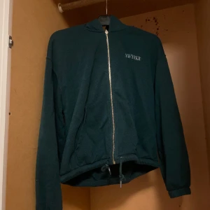 Grön tröja  - Köpt på newyoker nu för liten och den är väldigt knottrig 