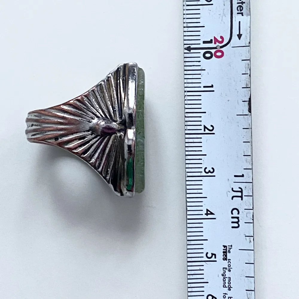 Vacker ring med stor grön sten  Troligen agat  Ca 17 mm i diameter . Accessoarer.