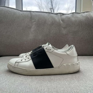 Valentino open  - Säljer mina valentinos då jag inte använder de lägre. Väldigt bra skick. box och dustbag med följer vid köp. Hör av dig vid ytterligare frågor!!