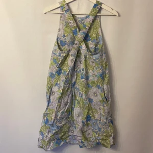 Blommig klänning - Blommig klänning med kors i ryggen. Den har fickor😁 Märke: Mango. Storlek: S