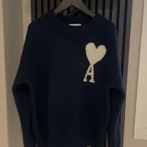 Ami paris sweatshirt  - Säljer min sjukt feta Ami paris sweatshirt. Den är i väldigt bra skick 9/10. Allt og finns såsom tags osv🍾
