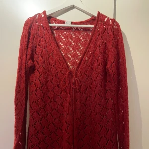 Röd kofta - Superfin kofta köpt secondhand med knytning, skriv för fler bilder! 