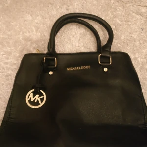 Väska, Handväska  - Ej orginal. Svart handväska i mycket fint skick 