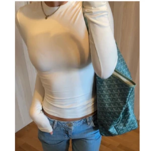 VIT CROPPAD TRÖJA - Tight, kort tröja i jättebra skick!🤍