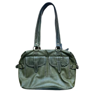 y2k vintage äkta läder väska - snygg grön väska i äkta läder!! 😍😍 Köparen står för frakt. 