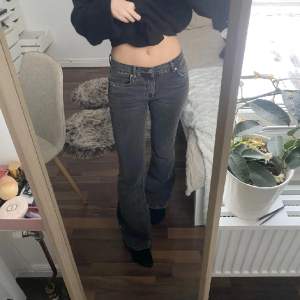 Jätte fina gråa jeans från Gina tricot❤️ De är i bra skick och är använda fåtal gånger!❤️Använd gärna köp nu❤️