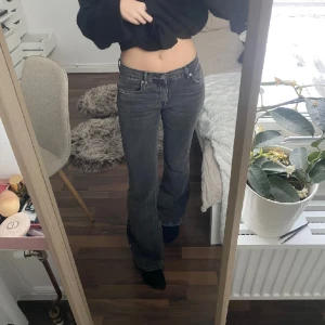 Gråa lågmidjade jeans - Jätte fina gråa jeans från Gina tricot❤️ De är i bra skick och är använda fåtal gånger!❤️Använd gärna köp nu❤️