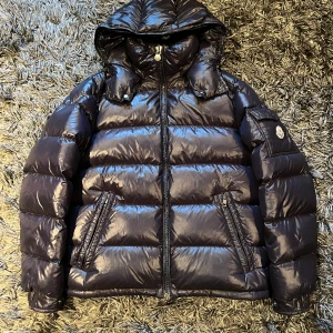 Moncler maya - Moncler maya navy - Size: 2/M - Cond: 9,5/10 - Bin:8749kr - Bud:8449kr    - Bud höjs med minst 100kr!  