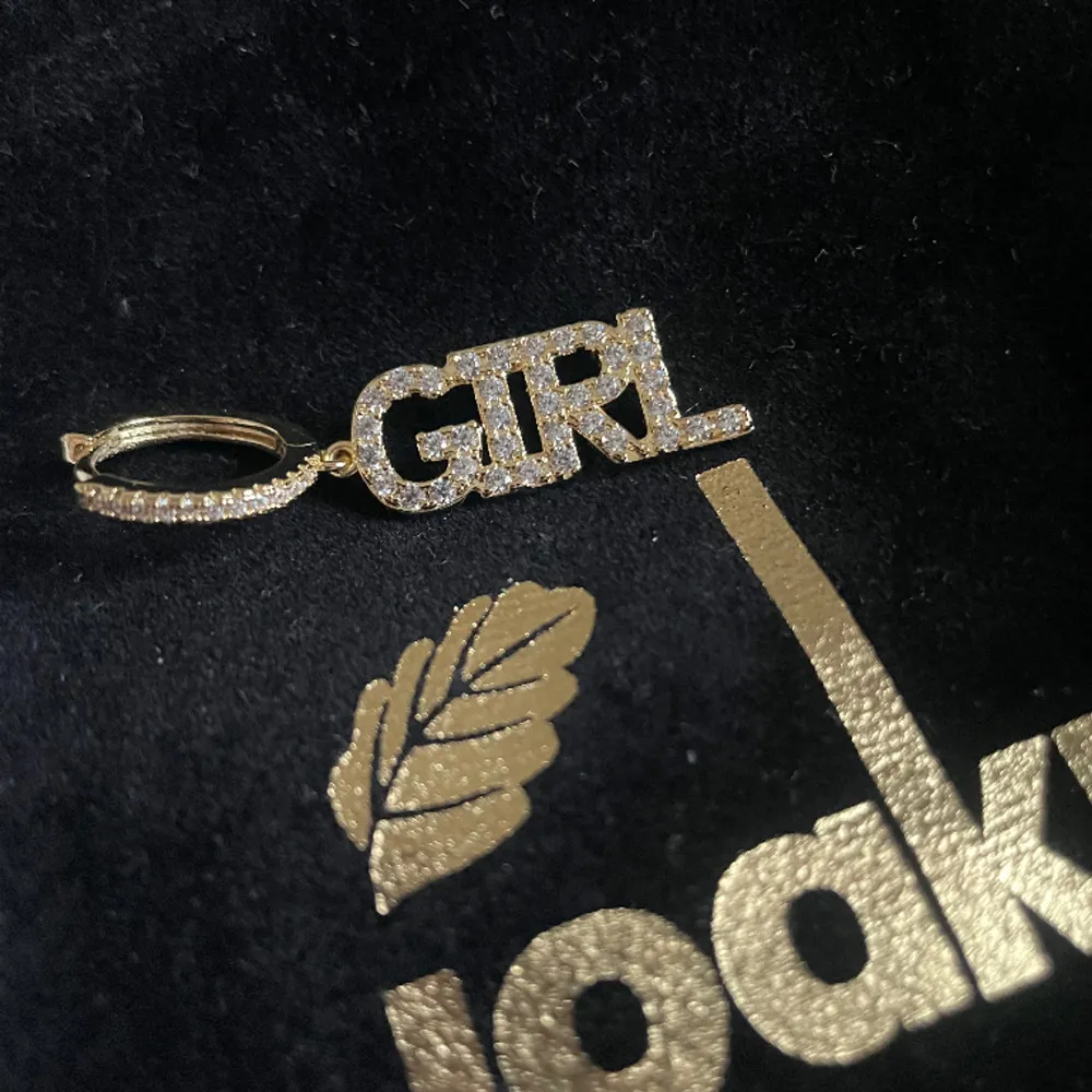 säljer detta superfina ”girl” örhänge från ioaku då de inte riktigt var min stil🌟🌞💖aldrig använt och i helt nyskick❤️‍🔥❤️‍🔥nypris 599kr, pris kan diskuteras 🔥. Accessoarer.