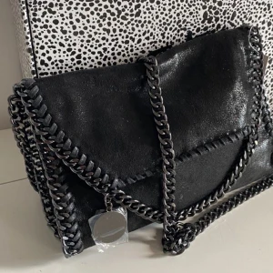 Stella McCartney liknande väska - Säljer denna superfina Stella McCartney liknande väskan då den ej används längre. Den är som ny🫶💞 Vid snabb affär kan jag sänka priset lite!