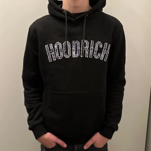 Hoodrich hoodie - Snygg hoodrich hoodie. Köpt i början av året och knappt använd. Skicket är 10/10. Säljer pga den kommer inte till användning. Han på bild är 182. Storlek S