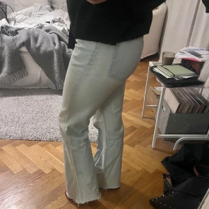 Bootcutjeans  - Säljer dessa snygga bootcut jeans med låg/mid waist i bra skick 💗