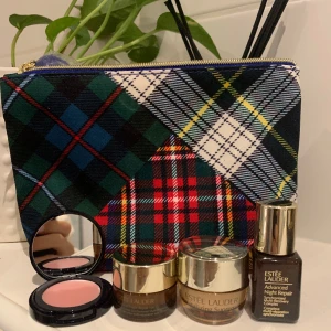 Estee lauder hudvårdsset - 4 minisize produkter Ansiktskräm Serum Ögonkräm Läpp-balm  Necessär 