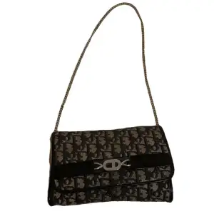 Modell: 30 Montaigne cloth handbag! Mått: width: 23cm, height: 15cm, depth 8cm