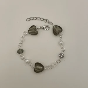 Fint armband  - Handgjort armband med olika pärlor. Tryck på köp nu om du vill köpa💕