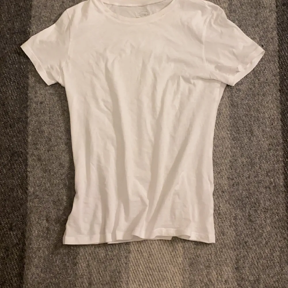 Kortärmad intimissimi tröja!🤍 tycker inte om hur den sitter på mig tyvärr 🫤 Andvänt 2 gånger typ. Nypris 200kr och säljer för 110kr❤️ Pris kan absolut diskuteras❤️ . T-shirts.