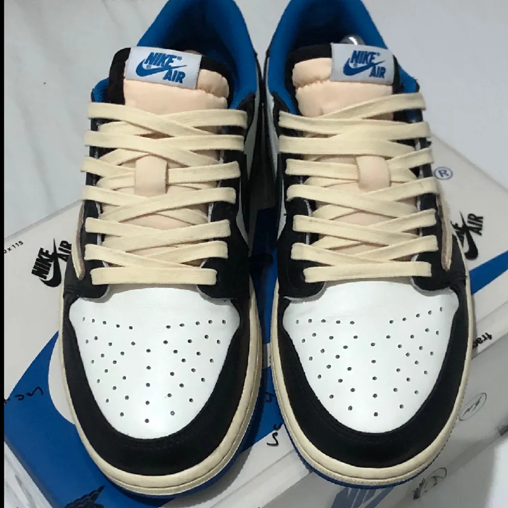 Jordan 1 low Travis Scott fragment Storlek 42,5 Skick: 8,5/10  Allt orginal tillbehör medföljer samt kvitto.. Skor.