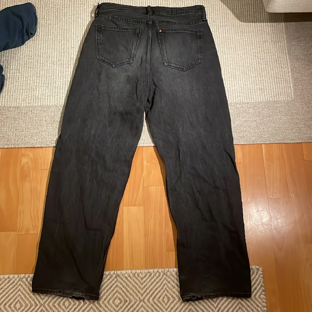 Jeans som är lite slitna ner till men ser bra ut. Inget missfärgade nånstans. Jeans & Byxor.