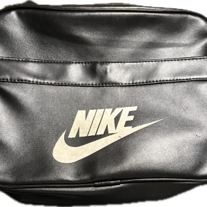 Vintage nike väska - säljer denna asssss feta väskan från nike som jag hitta på en second hand. säljer den as billigt för att den jag gått sönder flera gånger och jag har limmat och vet inte om den är äkta. As bra till skolan eller jobbet får plats med dator och sånt.🙏🙏🥰🙏🙏🙏🙏🙏