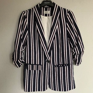 Kavaj/Blazer🤍 - Randig kavaj i färgerna svart, vitt och ljusrosa från ONLY🤍 Storlek 36. 