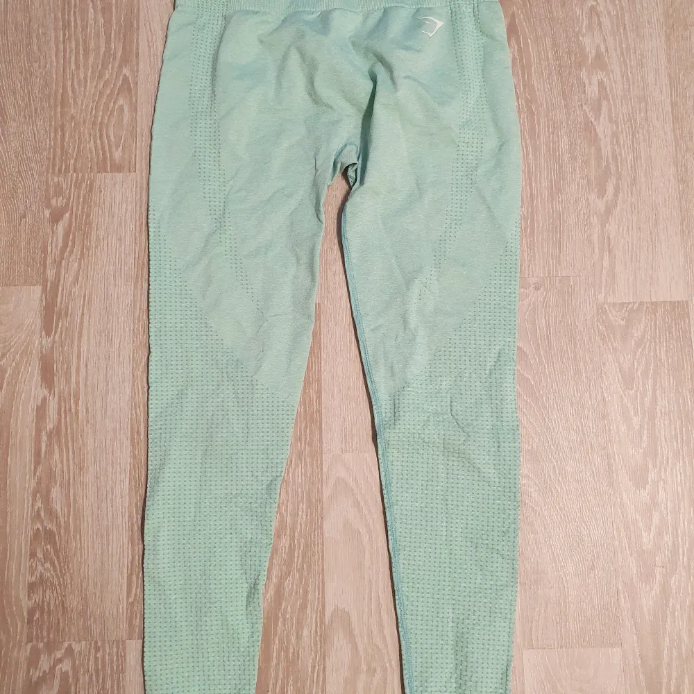 Mintgröna träningstights från Gymshark i stl M. Fint skick. Jeans & Byxor.