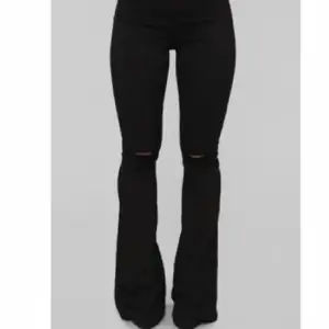 Svarta jeans med hål i från Zara🤍 Aldrig använda då dem var försmå🤍 Jättebra skick och inga defekter finns!🤍