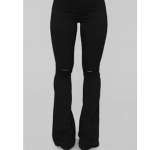 Jeans - Svarta jeans med hål i från Zara🤍 Aldrig använda då dem var försmå🤍 Jättebra skick och inga defekter finns!🤍