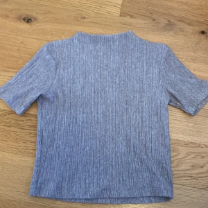 Stickad t-shirts  - Stickad t-shirts från Zara💕tröjan har bara användas några gånger och är i bra skick, säljer då den inte passar mig