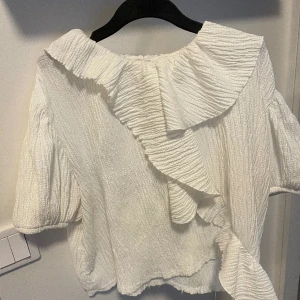Zara blus - Jätte fin blus från zara, funkar till allt! Säljer pga lite liten för mig.