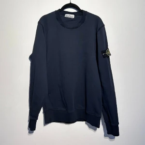 Stone Island tröja - Skick 9/10 och endast tvättat vid 1 tillfälle. Inga märken eller fel med tröjan. Köpt på NK i Stockholm med presentkort.  Kan garantera autentiskt så de bara fråga på👍🏻