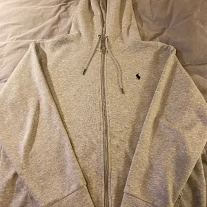 Ralph Lauren Full Zip Hoodie - Säljer min fina Ralph Lauren zip. Skicket är 9/10 ser helt ny ut. Storlek L. Skriv gärna om du har någon fråga.