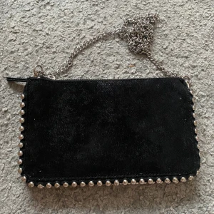 Zara väska - En väska i bra skick,tre fack två stora och ett litet man kan ta av kedjan,detaljer är i silver. Jag har använt den några gånger. 