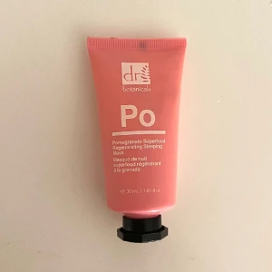 Ansiktsmask  - Säljer en bra oanvänd ansiktsmask som återfuktar och ger mycket lyster🤍se bild 3 för produktbeskrivningen!!🤍Appliceras som vanligt moisturiser innan du ska sova, Orginalpris: 139kr, säljer för 45kr🤍