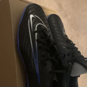 Nike Phantom GX Club MG Shadow - Säljer skorna eftersom att dom inte passar mig. Skick 9/10 skorna är helt nya. Har använt dom bara en gång.