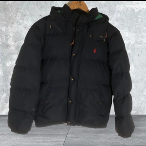 Ralph lauren jacka - Ritkigt fet dunjacka från Ralph lauren❄️ritkigt varm så bra nu under vintern. Fint skick utom ett litet hål på ärmen💫 storlek M  Skriv vid fler frågor eller funderingar🌟🌟