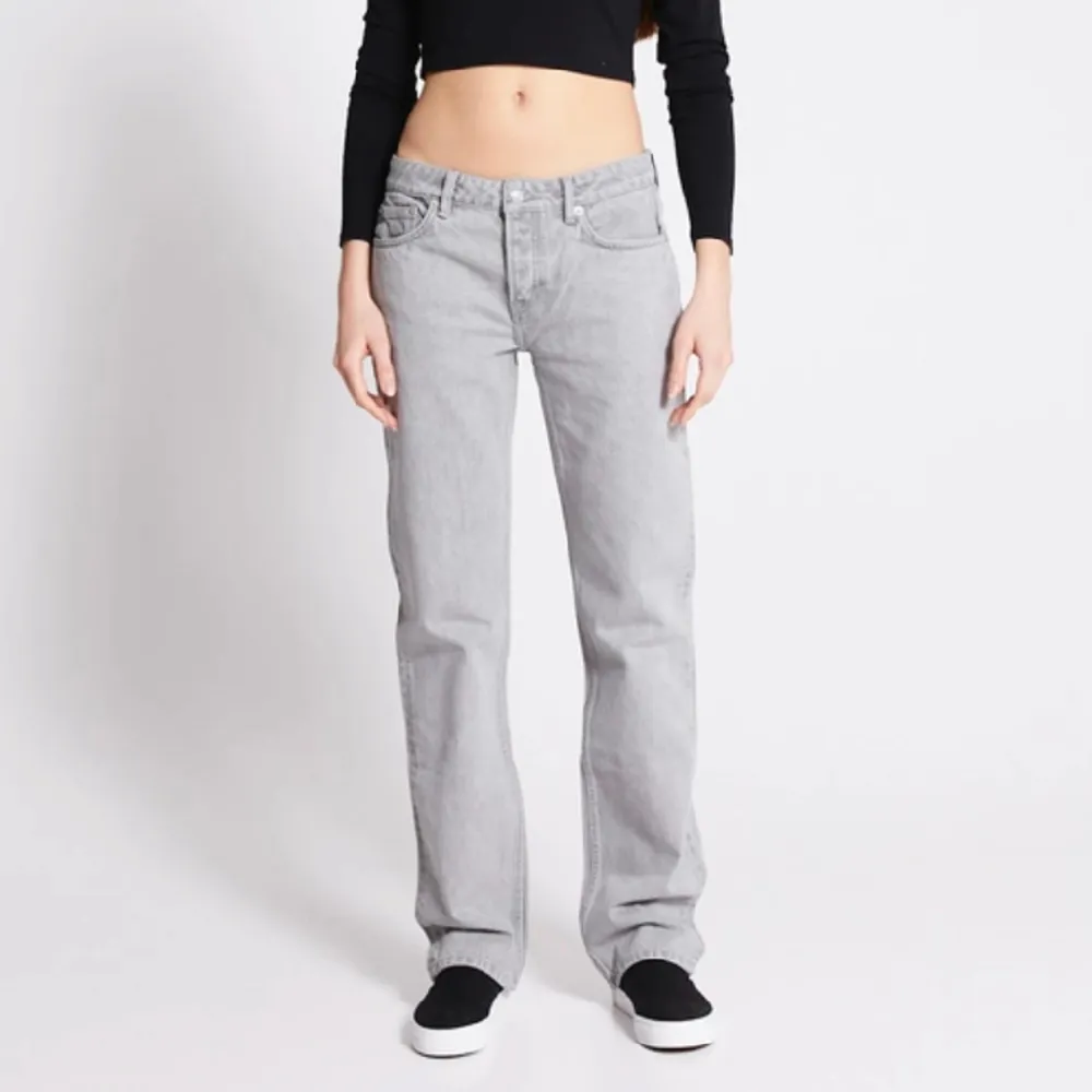 low straight jeans från lager 157. fint skick!🙌🏻skriv för egna bilder! Innerbenet: 84 cm || midjemått: 78 cm nypris: 400kr. Jeans & Byxor.