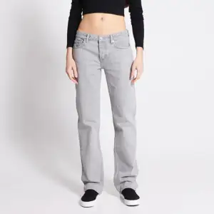 low straight jeans från lager 157. fint skick!🙌🏻skriv för egna bilder! Innerbenet: 84 cm || midjemått: 78 cm nypris: 400kr