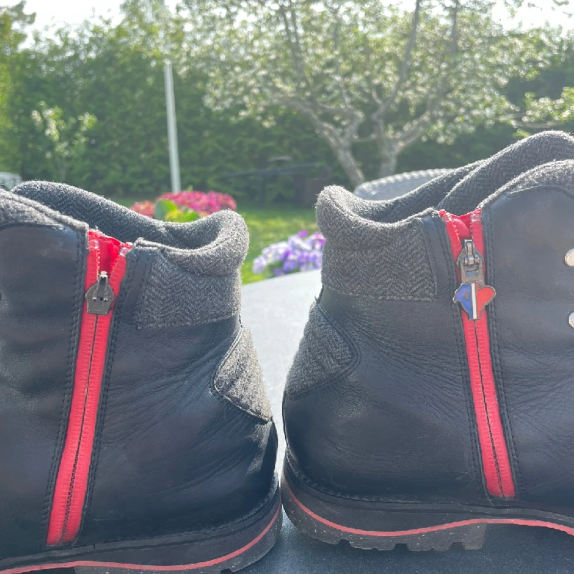 SVARTA ROSSIGNOL STÖVLAR I STORLEK 46 MED RÖDA DETALJER - 91