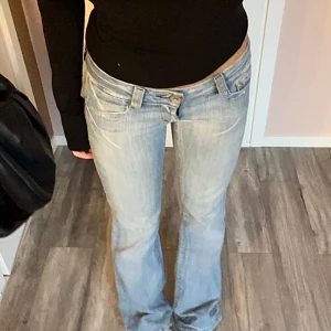 bootcut vintage lowwaist jeans  - lågmidjade, bootcut 38-38cm i midjemått  Har storlek 36/38/S vanligtvis.  Har inget måttband för tillfället så kan inte ge fler mått tyvärr ❤️ Långden på jeansen är 30-32 