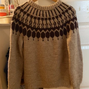 Vintage stickad tröja - En supervarm och skön stickad tröjan, köpt på Beyond Retro för något år sedan men knappt avnänd av mig. Tröjan är i mkt fint skick och passar xs/s. Hör av er vid frågor!!🤗