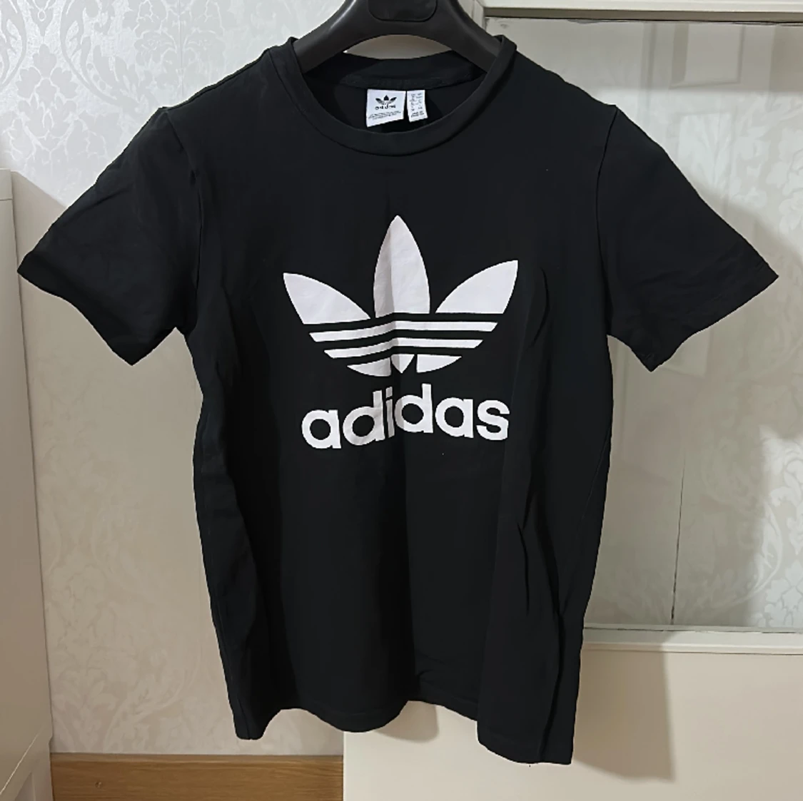 Adidas T-shirt fint till träningen eller till vardag. 