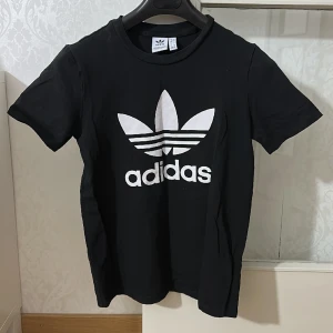 Adidas T-shirt fint till träningen eller till vardag.  - Äkta adidas T-shirt köpt från studium jätte fin