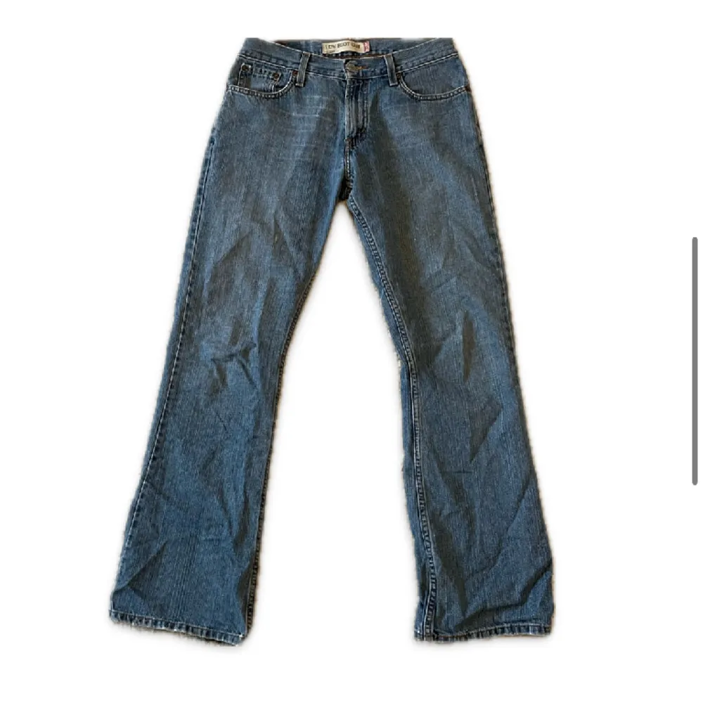 Snygga vintage levisjeans. Sytt in de i midjan. Midjemåttet: 37 cm rakt över🩵. Jeans & Byxor.