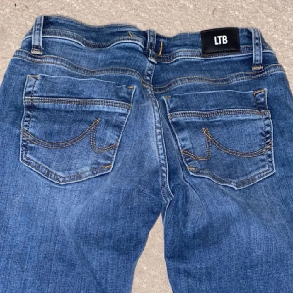 Blåa Ltb jeans som jag aldrig har använt!! Nypris:829kr säljer gör 600kr pris kan såklart diskuteras! KÖP dom de är slay . Jeans & Byxor.