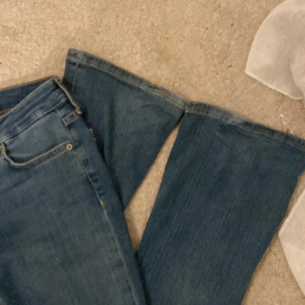 Säljer mina populära Low waist zara jeans som är slutsålda! Super fint skick förutom att de är pytte lite slitna vid benen men inte mycket alls! Säljer då de inte kommer till användning❤️. Jeans & Byxor.