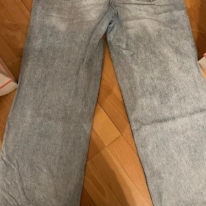 Wide Jeans - Säljer för att de inte passar längre! Sitter väldigt fint runt midjan och låren! Har använts mycket men inget som märks💞