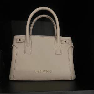 Valentino väska som är i jätte bra skick köpt för lite mer än 1 år sen men är helt oanvänd. 