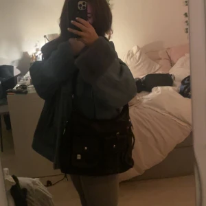 Svart axelremsväska  - Svart axelväska i jättebra skick, säljs pga att jag rensar nu så pris kan diskuteras.