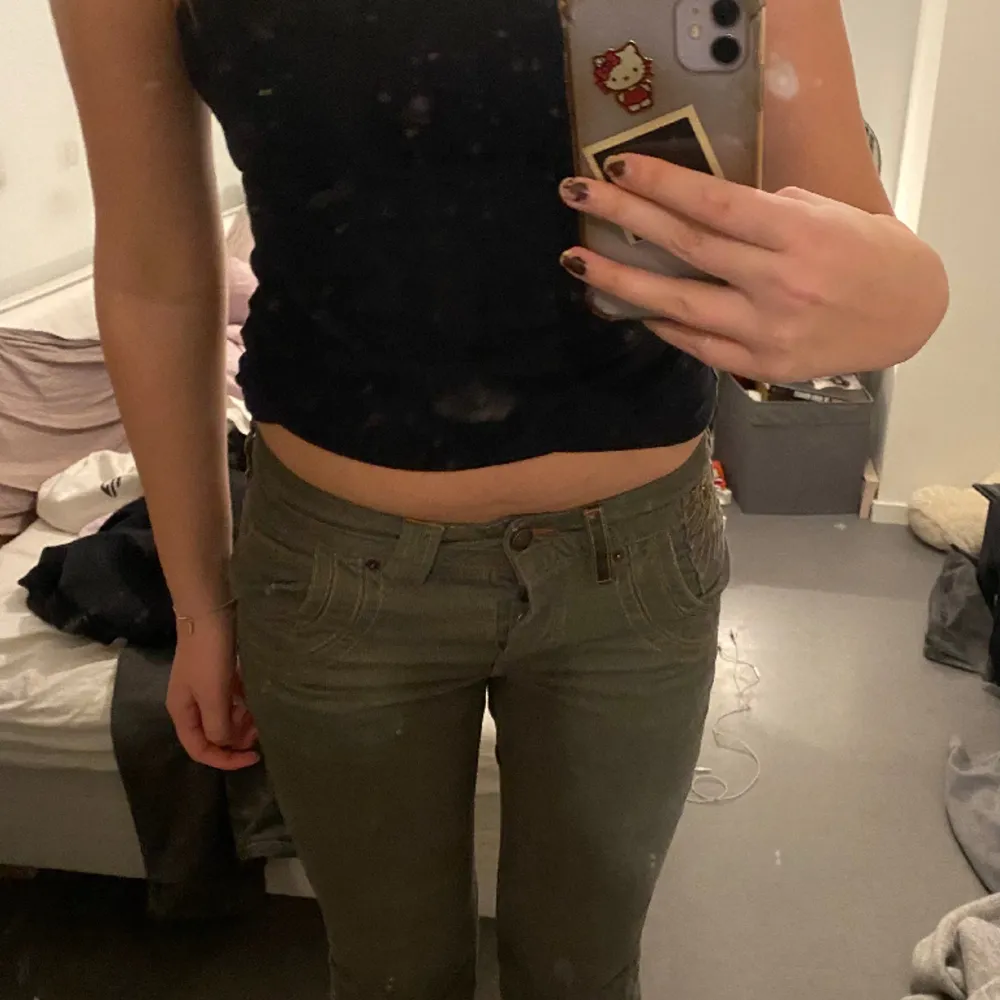 Manchester byxor i khaki grön färg med väldigt snygga fickor🥰Lågmidjade med bootcut/raka ben.. Jeans & Byxor.