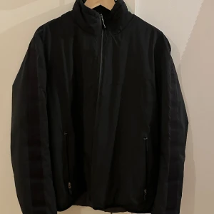 Hugo boss jacka  - Äkta Hugo boss jacka. Jättefint skick, ser nästan oanvänd ut.  Strl M    Snygga detaljer på jackan, vid kragen och över ärmarna med Hugo boss detaljer.  Kan tas fler bilder vid intresse 